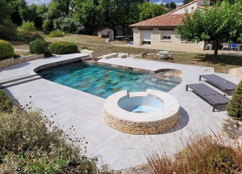 Construction d'une piscine avec un carrelage de chez KEROS - Inspiration Balinaise