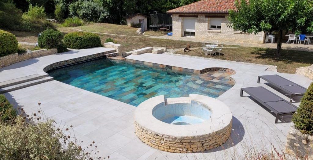 Construction d'une piscine avec un carrelage de chez KEROS - Inspiration Balinaise
