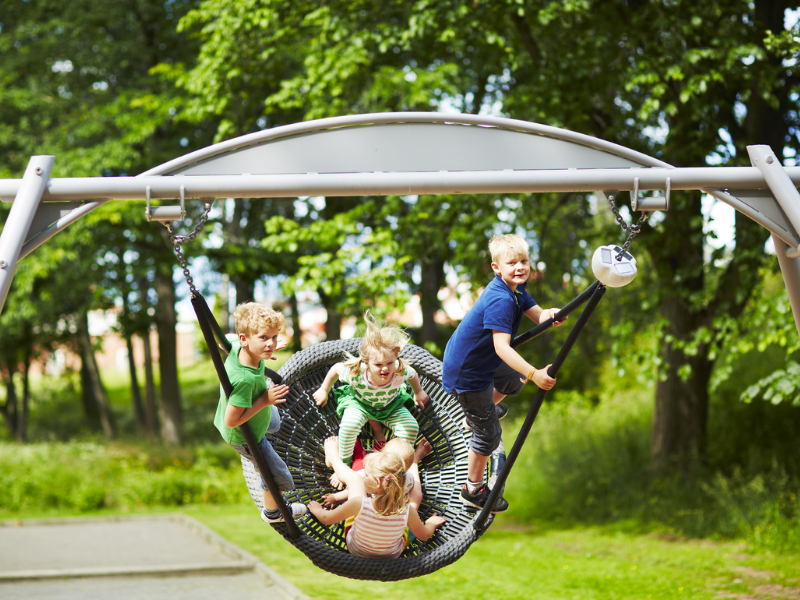 Aménagement ludique intégré dans un espace paysager